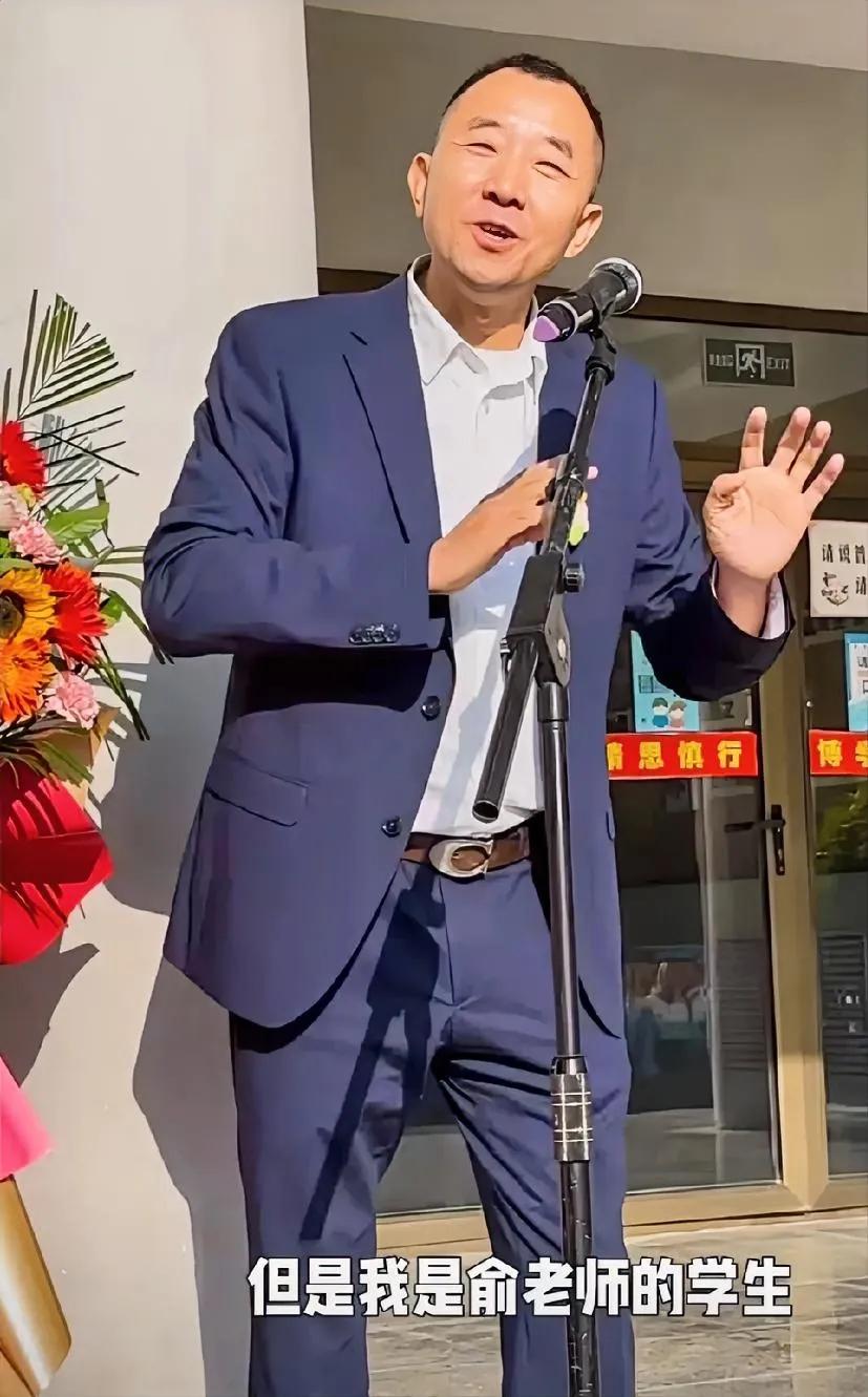 前段时间陈行甲去东方选卖书而不在与辉同行卖大受批评，今天陈行甲自曝是俞老师的第一