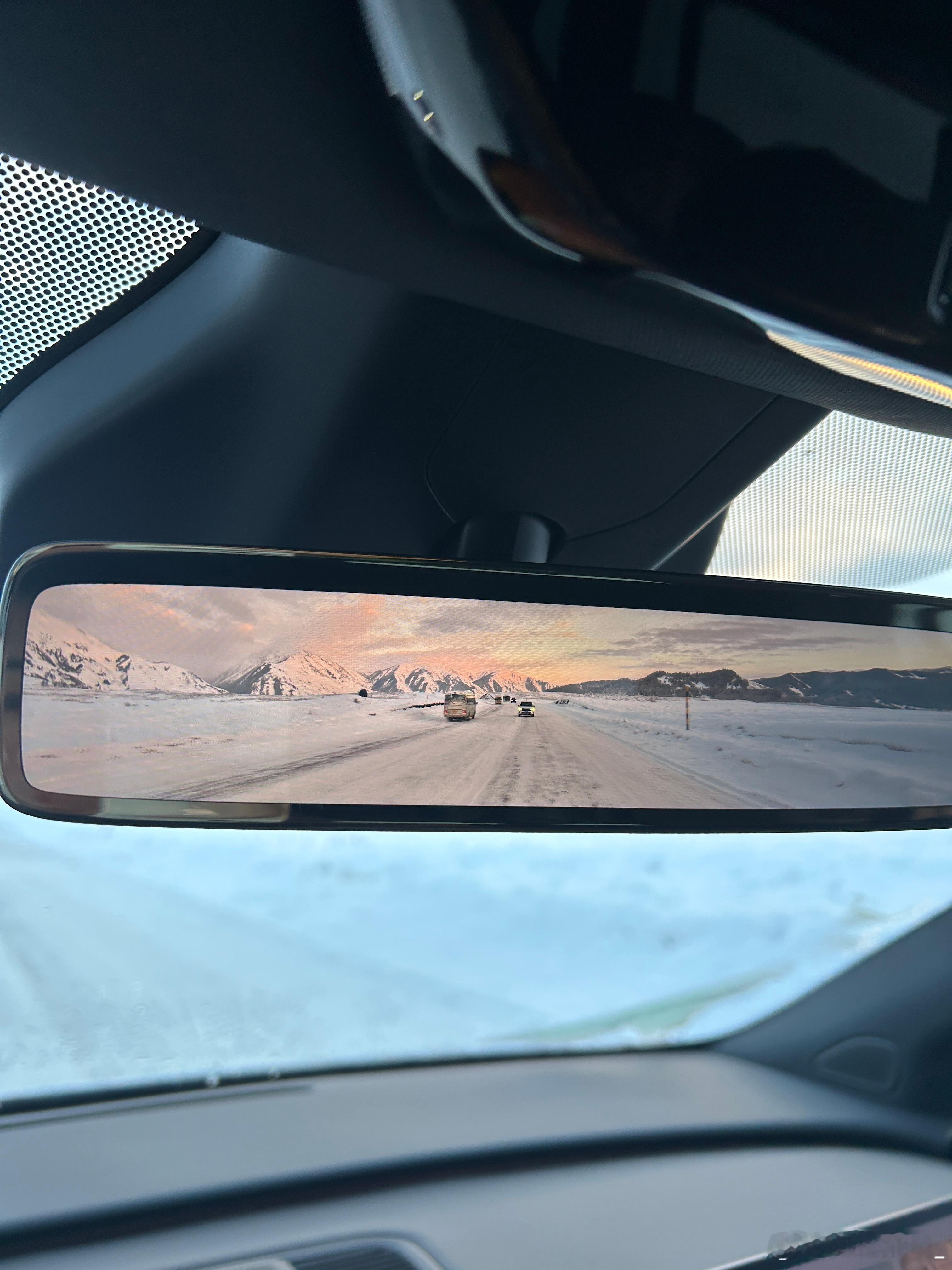 图1.上山的路上，流媒体后视镜里是禾木的日出时间，真的很漂亮，虽然最近都是下雪阴