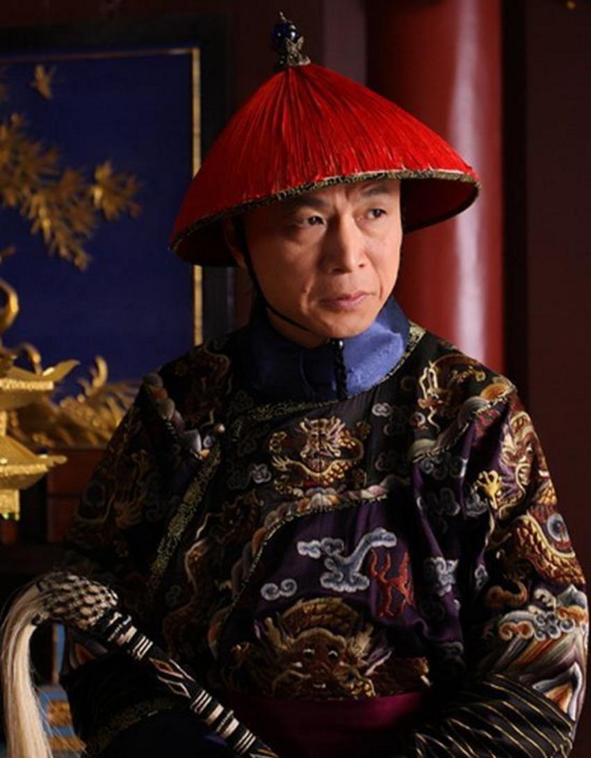 一天，12岁的同治帝，去给母亲慈禧请安。不料，他刚走进门，便被眼前一幕惊呆了，慈