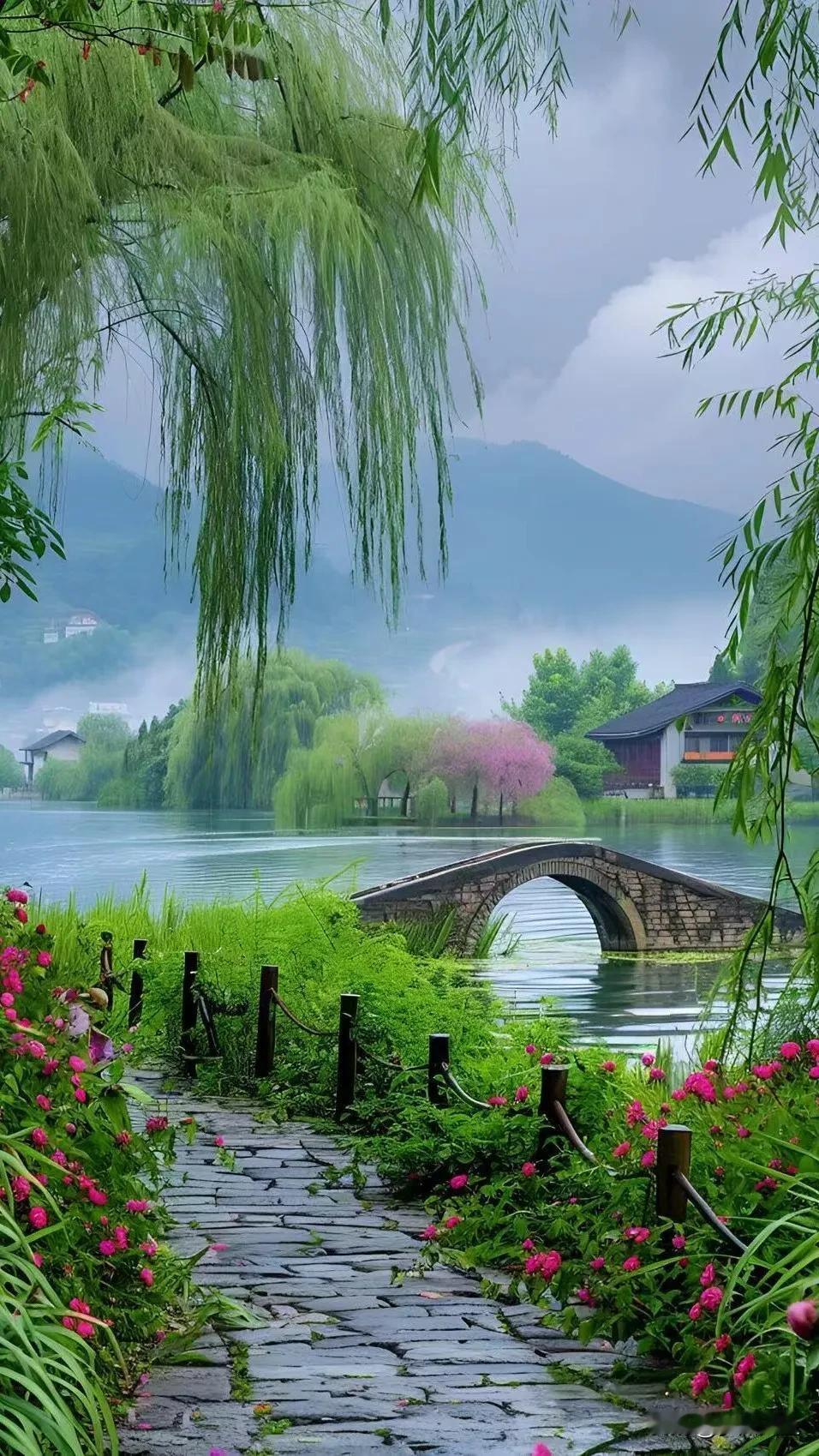 芳草长堤，绿水萦绕。#配上湖边美景# #美景图片分亨# #展现美丽风景# #留住