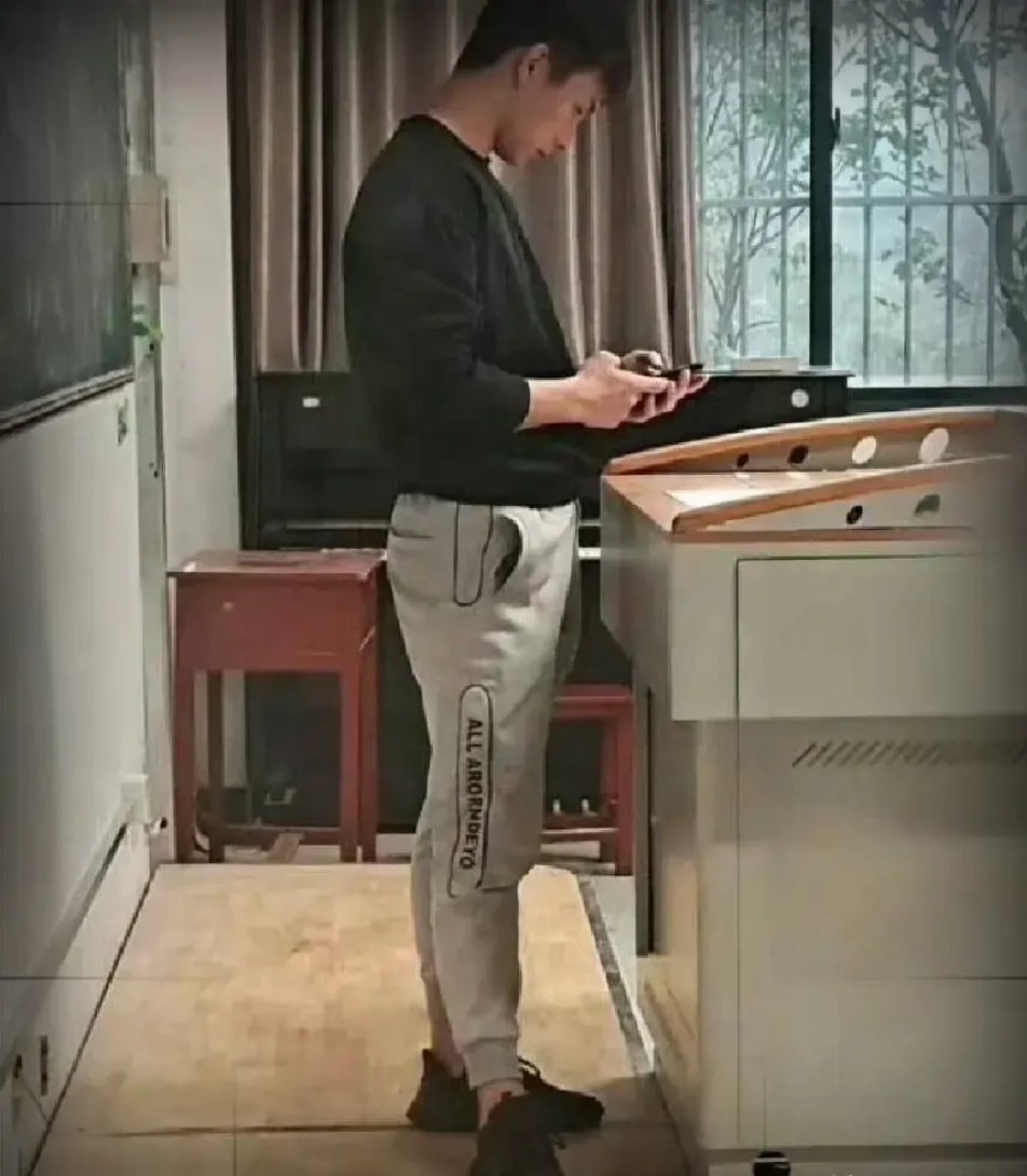 特别接受不了男生这样穿，一点都不爱了 ​​​