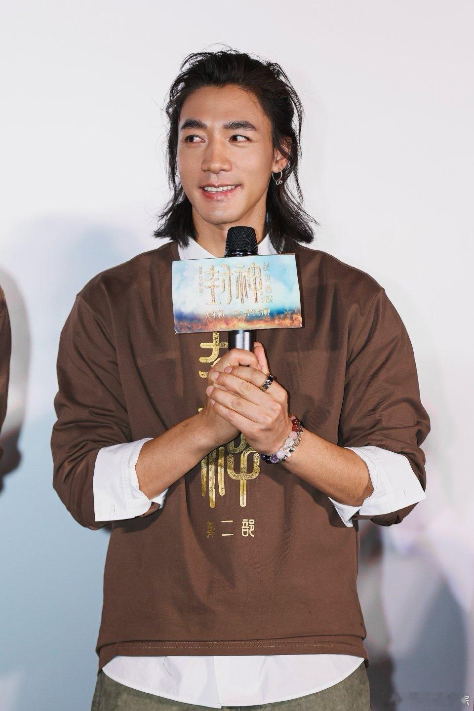 此沙封神路演教五行遁术手势  此沙在路演中讲述，《封神第二部》的杨戬身着新战甲，