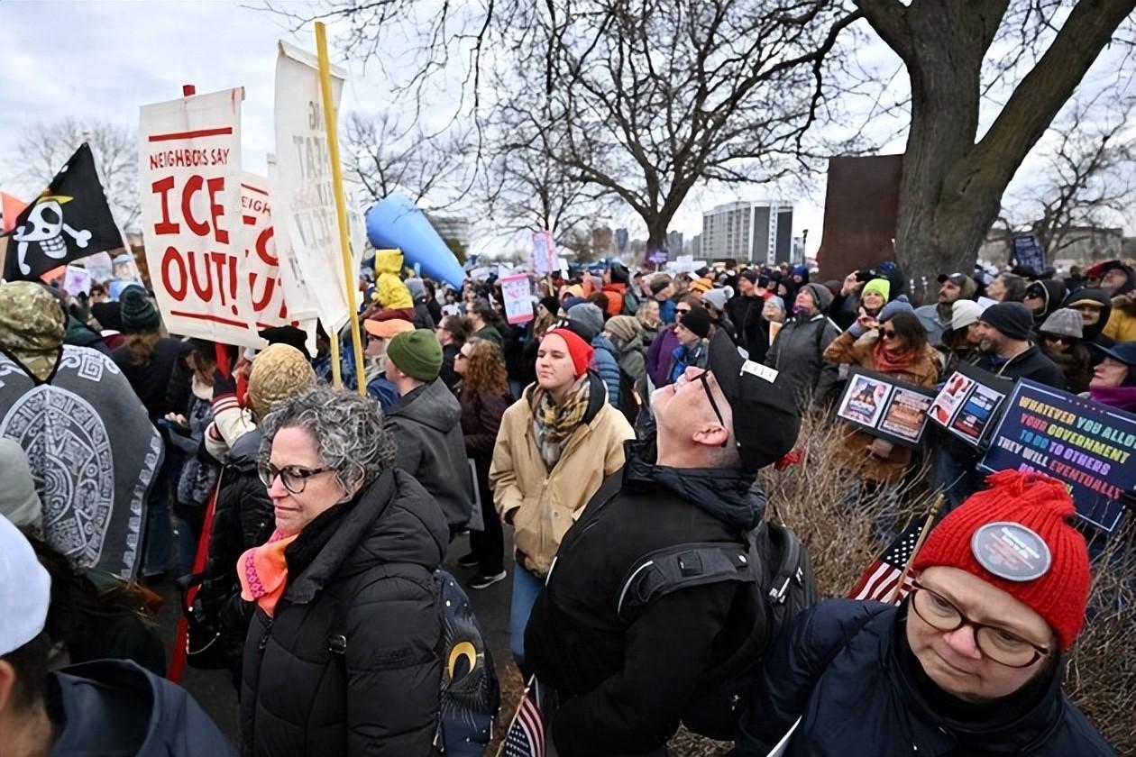 全美50个州暴动，特朗普激起民愤，”基本盘“也在摇摇欲坠
美国移民与海关执法局，