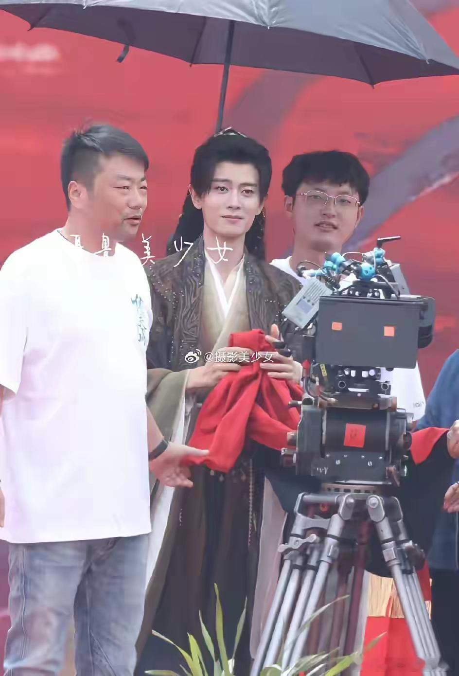 任嘉伦新剧《佳偶天成 》今日开机，女主搭档王鹤润，导演郭虎。这个妆造好帅气，任国