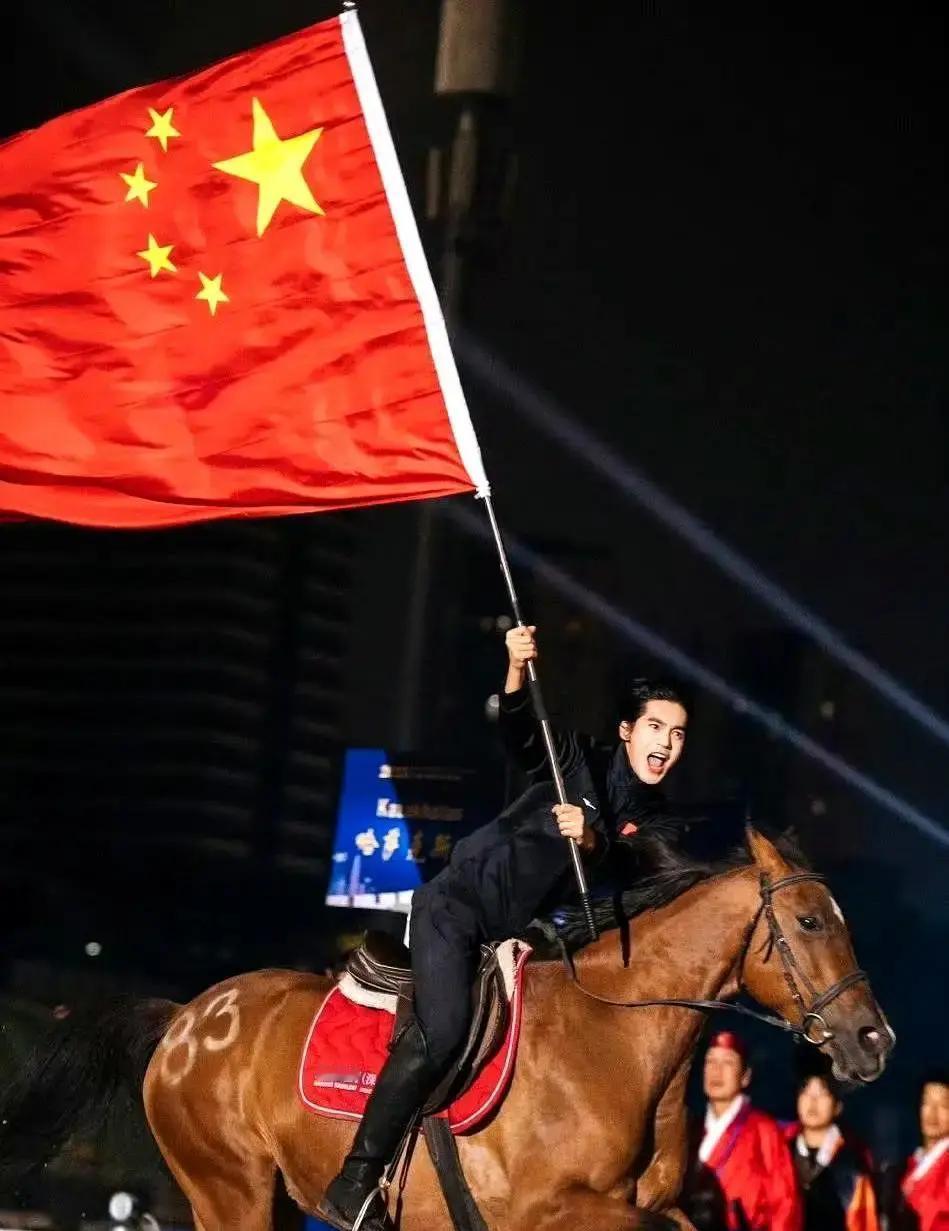 再见了，绿幕抠图。影视圈刚处决了一个时代。
 
于适在《封神》片场，单手收缰，回