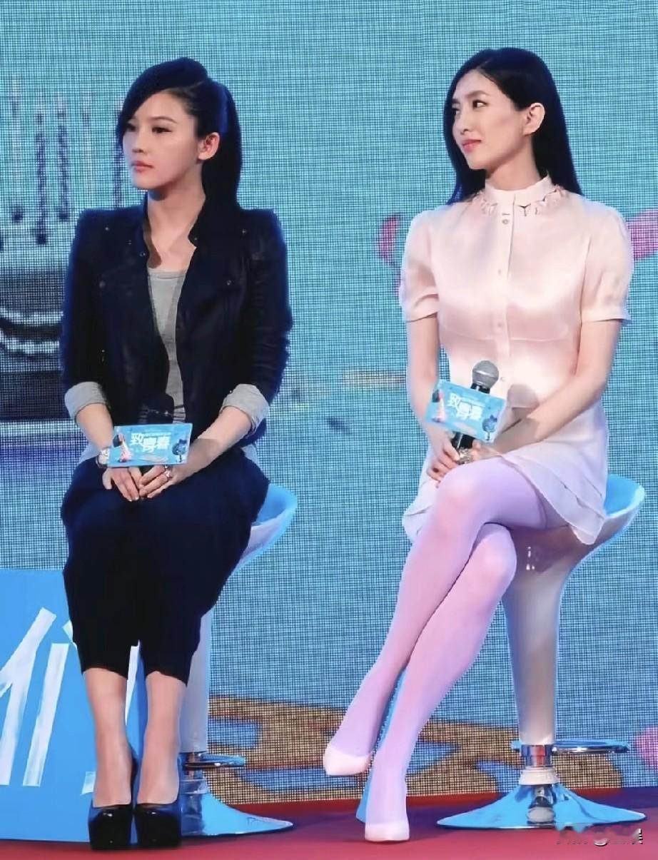 在这场活动现场，江疏影身着浅粉色连衣裙搭配同色系丝袜，优雅从容。身旁的伙伴一身深