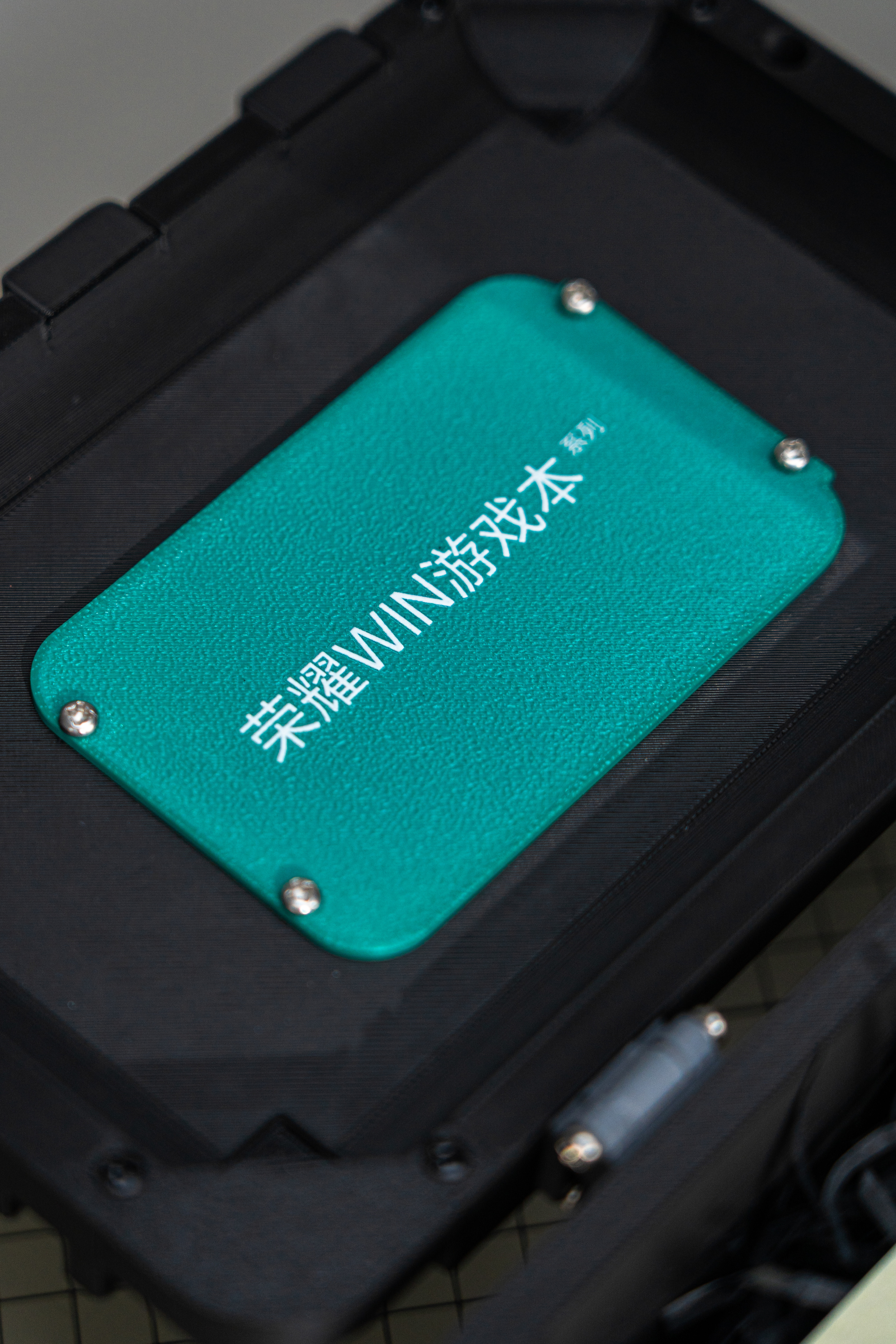 荣耀PC新品技术沟通会邀请函整了个三角洲安全箱，箱子上还标注了荣耀WIN游戏本系