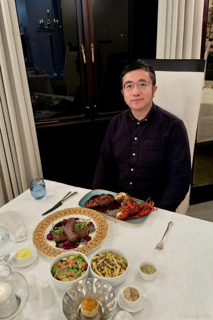 海尼茨堡（Heinitzburg）位于纳米比亚首都温得和克东南部山岗上，是当地最