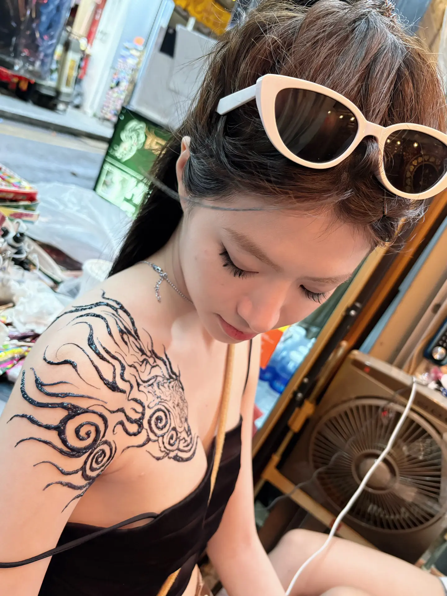 男的不喜欢我 女的更是踹了我两脚 对了 女的踹我的时候 能穿红色高跟鞋吗