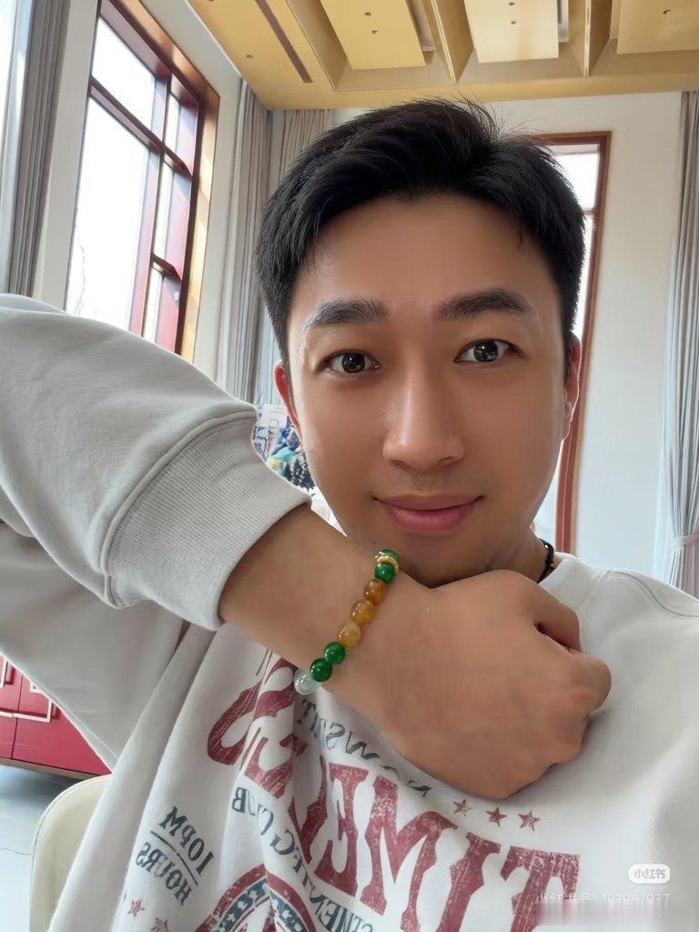 于歪晒自己最喜欢的翡翠手串，大家觉得好看吗？ 