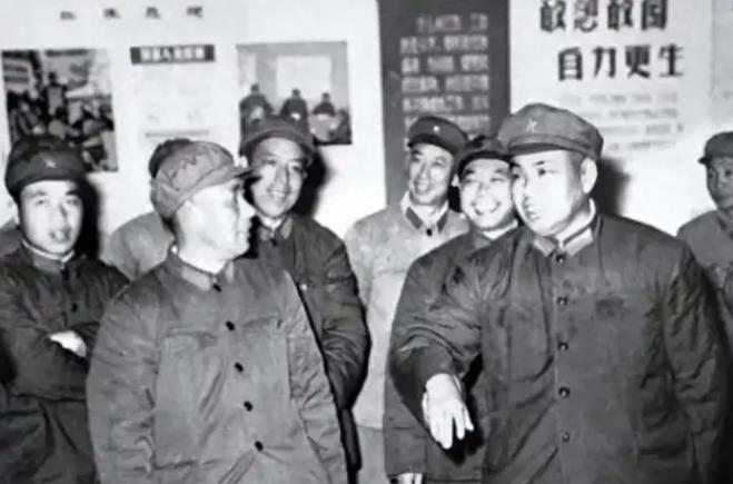 1954年12月31日，除夕夜，上海市公安局局长扬帆接到一个电话，电话那头说："