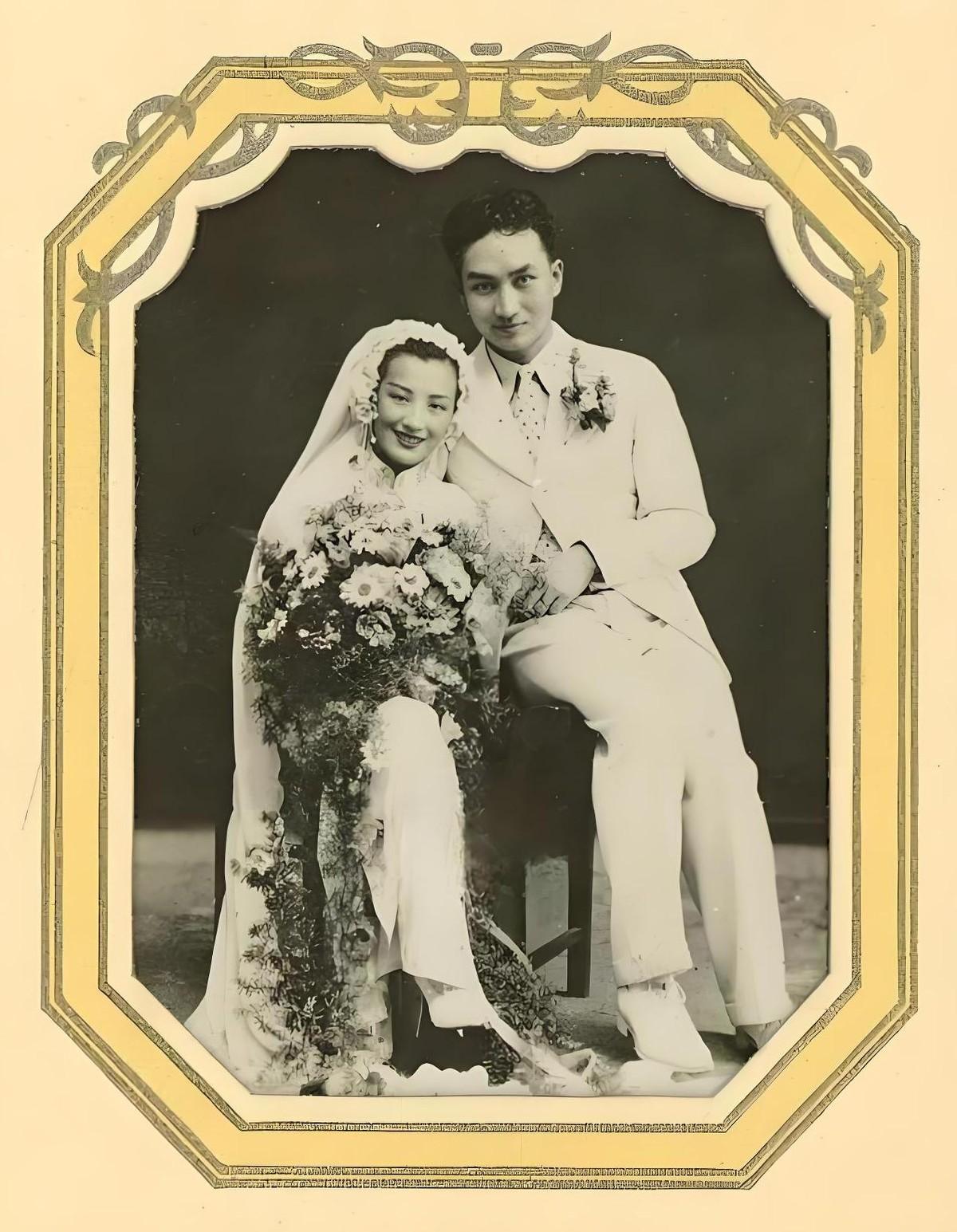 1938年7月10日，“金嗓子”周璇和严华在北京春园饭店举行婚礼时拍摄的照片。此
