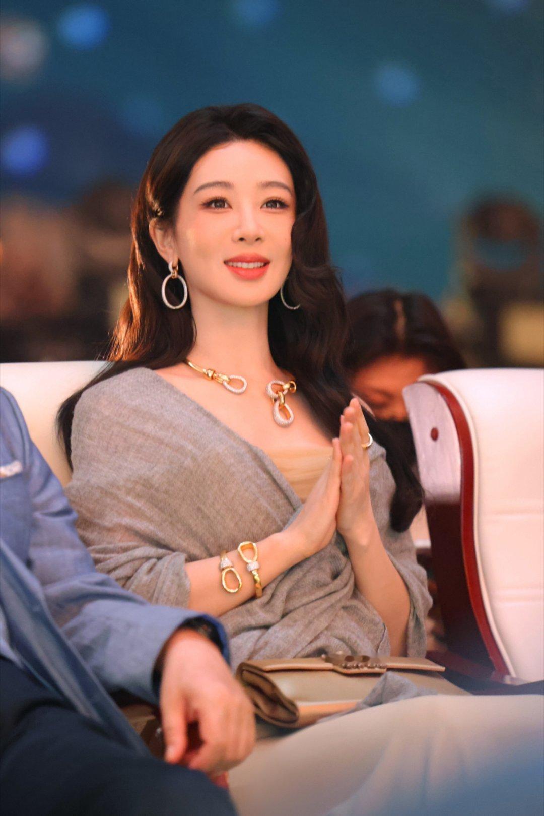 杨紫杨紫说演员要守住内心的坚持我希望成为人民的演员。这话说的有点大了啊，但是是真