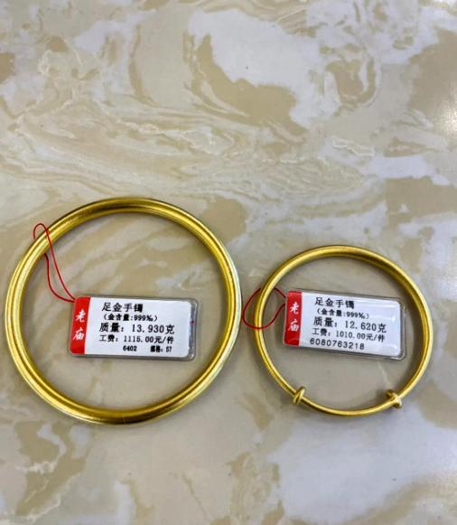 同样一万多的金镯子，妈妈款和女儿款差距也太大了
刷到这对比图我直接笑不活了！花一