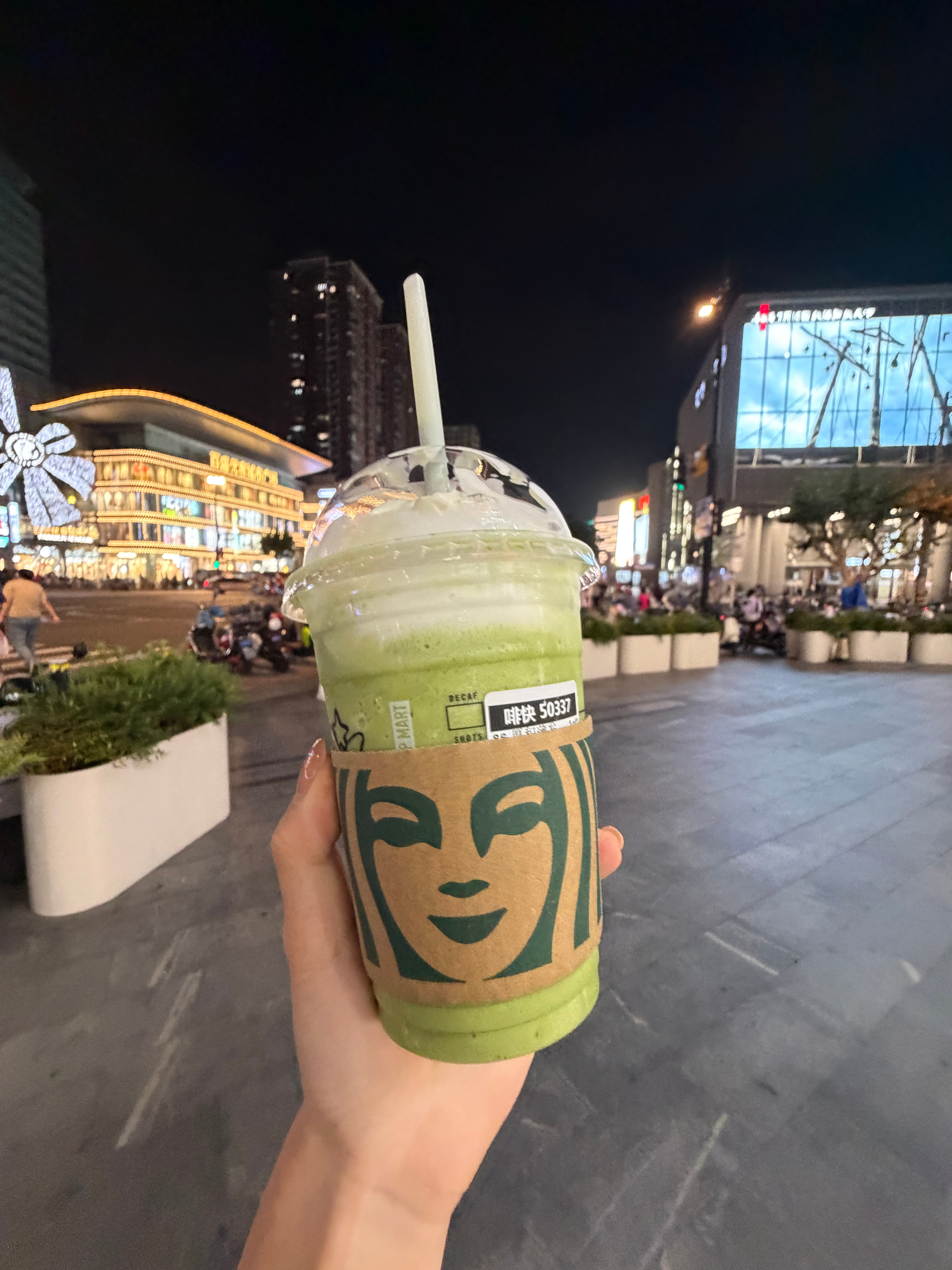 好几天没出门了 今晚出来散步外面怎么突然变成火焰山了 但还是很喜欢夏天的晚上 有