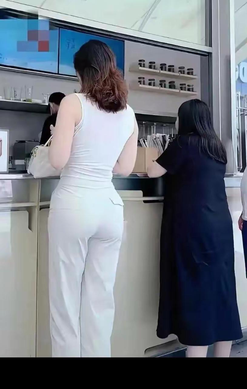 谁拍的这个照片真的绝了！这么经典的时刻都被抓拍到，应该是一个拍照的超级高手，图片