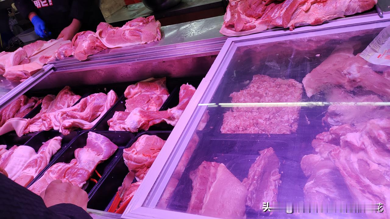 还是在老家买东西划算。
今天去双汇店里买猪肉，前后腿肉8.98元一斤，五花不带里