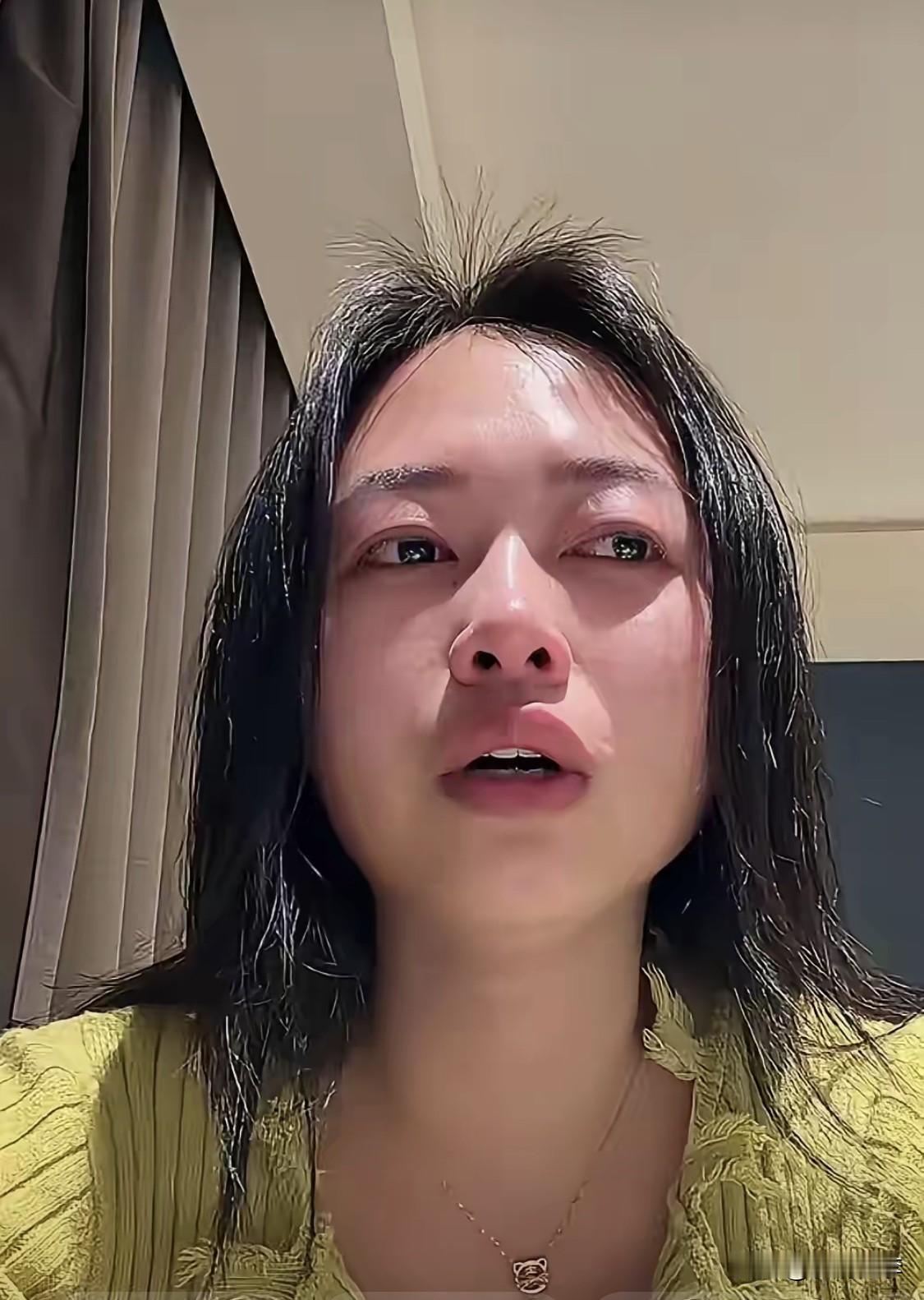 刚开始，确实有点同情这个女人。

因为她委屈兮兮地说丈夫可能是嫌弃她没上班，所以