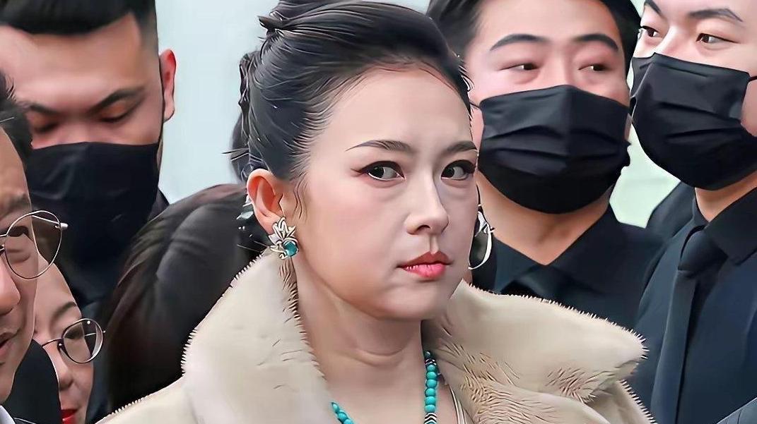 这位女子是国际知名华语影视女演员章子怡。

她被众多媒体和安保人员包围，展现出极