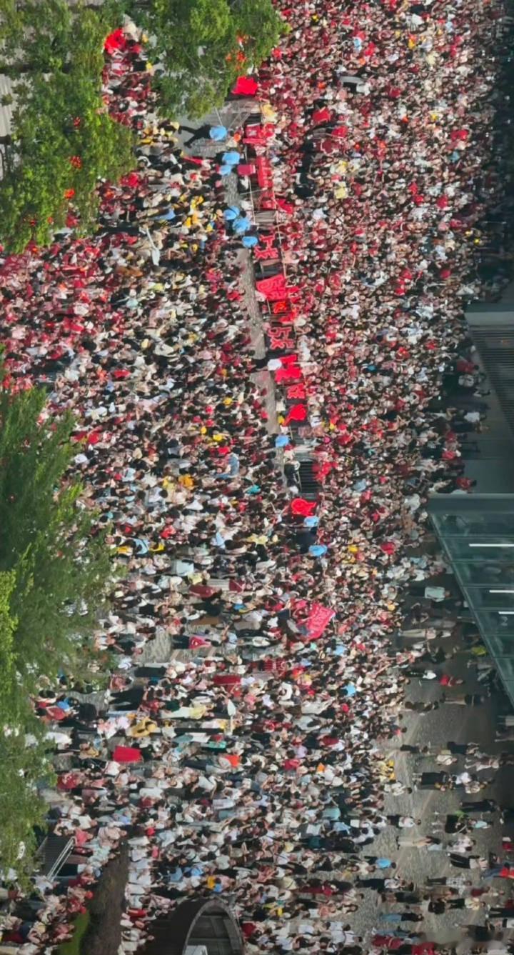 肖战香港人气这人气，一把呆住。真的 