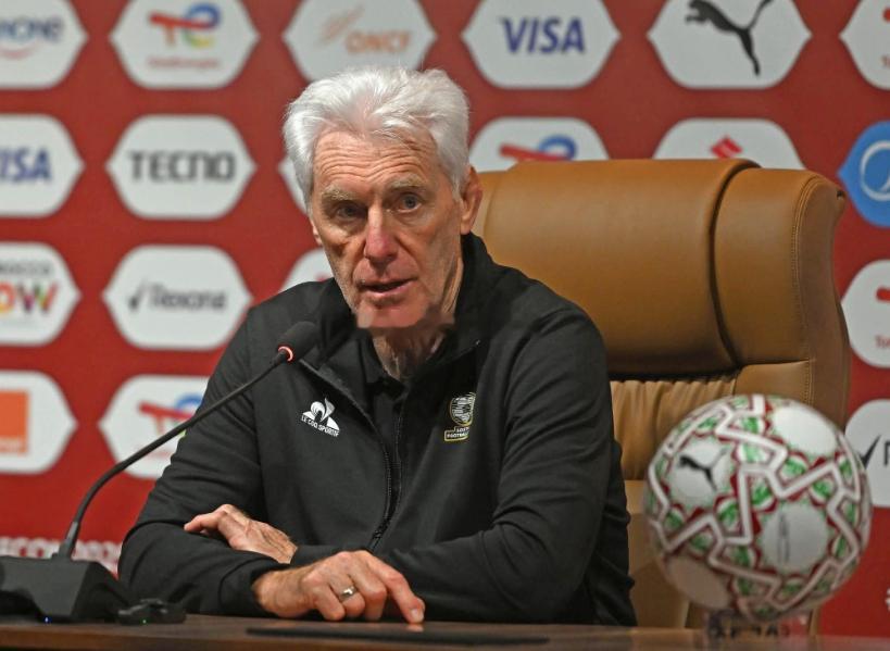 南非主帅布罗斯在接受采访时表示，本届非洲杯氛围冷清，摩洛哥方面的组织也很糟糕，比