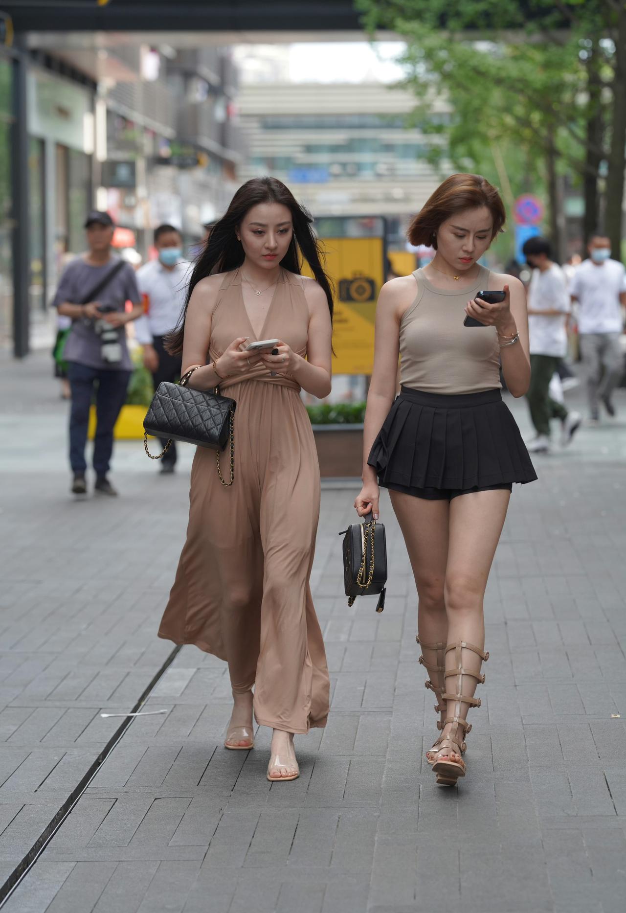 姐妹俩一个美丽一个漂亮，你更喜欢谁？