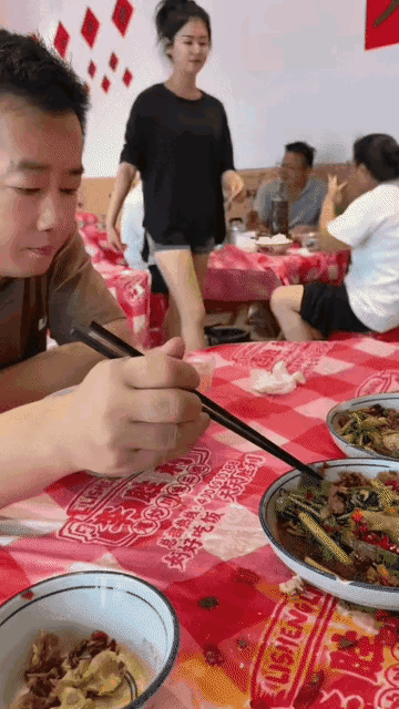 老婆；让你看美女，那你就看个够！坐在对面看！