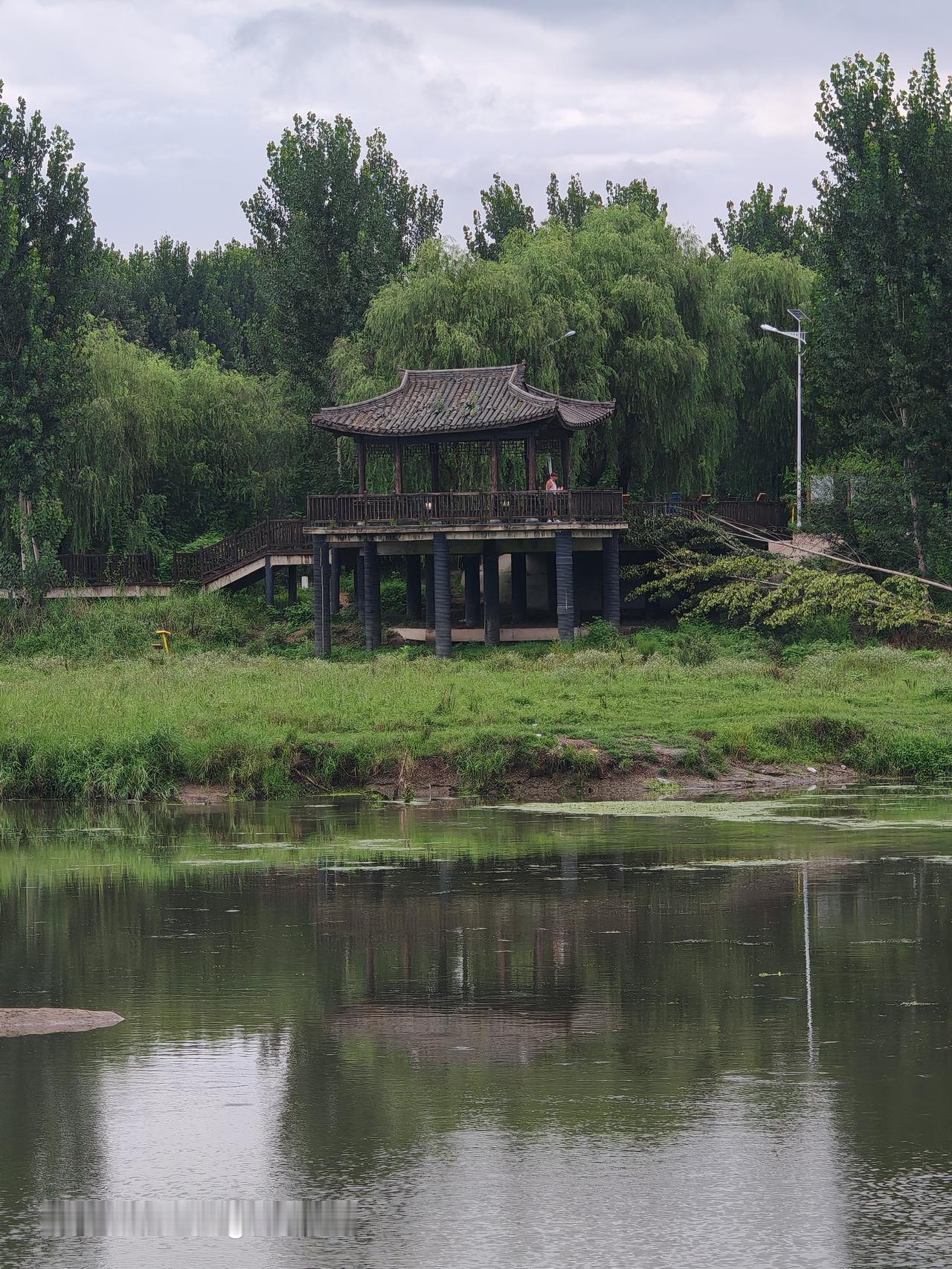 水畔小亭闲倚望，清波荡漾影婆娑。北京潮白河随手一拍秋天的风景