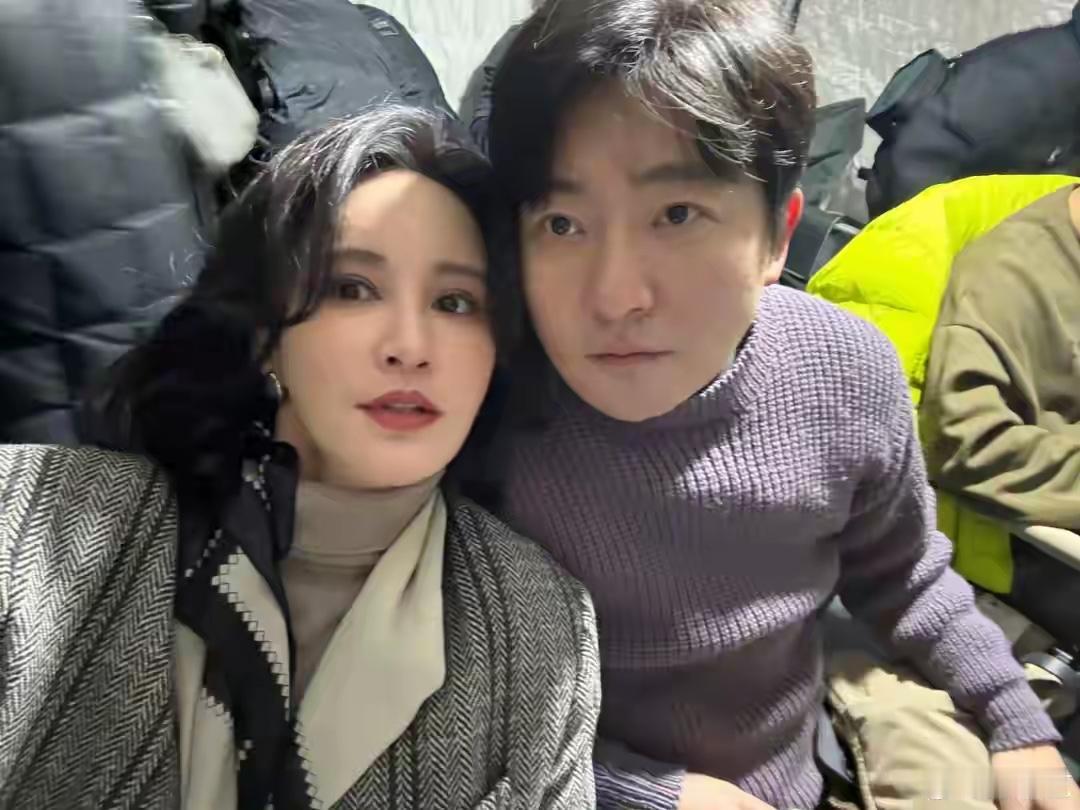 郭京飞旁边女士是谁？非常漂亮