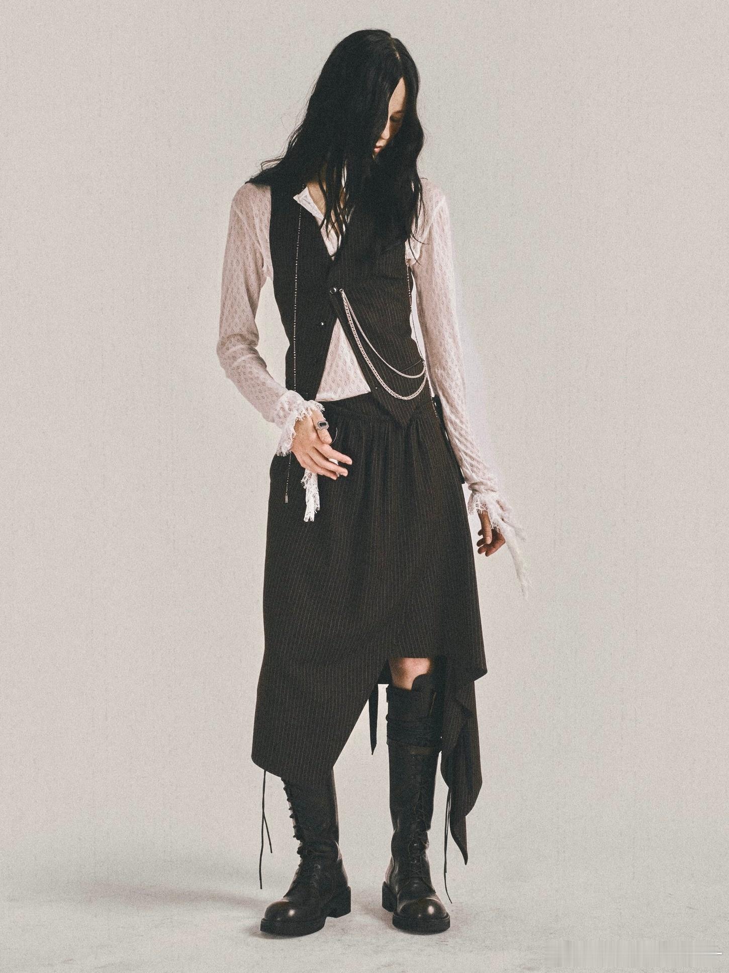 Ann Demeulemeester 2027早春系列，依然是附有诗意的哥特摇滚
