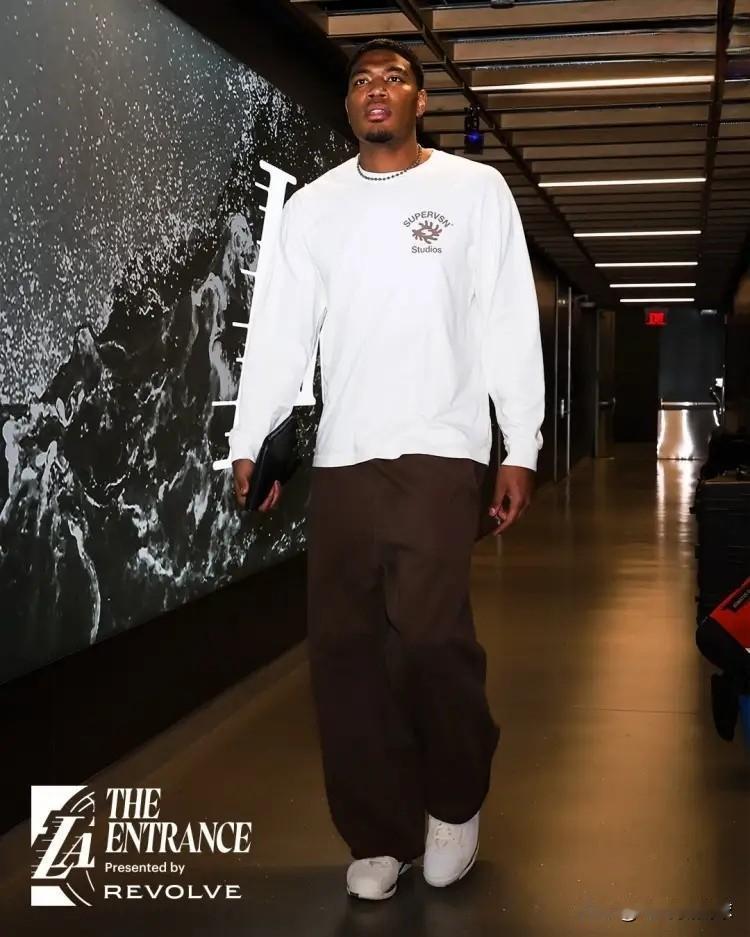 湖人大将八村塁终于恢复正常了！在今天湖人客场挑战独行侠的比赛中，目前双方的上半场