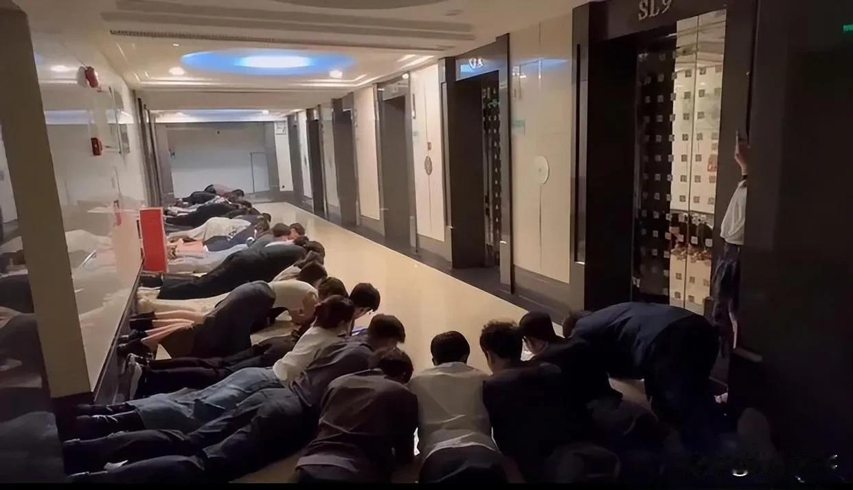 广州一教培机构员工趴地迎领导？公司回应了！

最近，网上有个视频说，广州有个教培