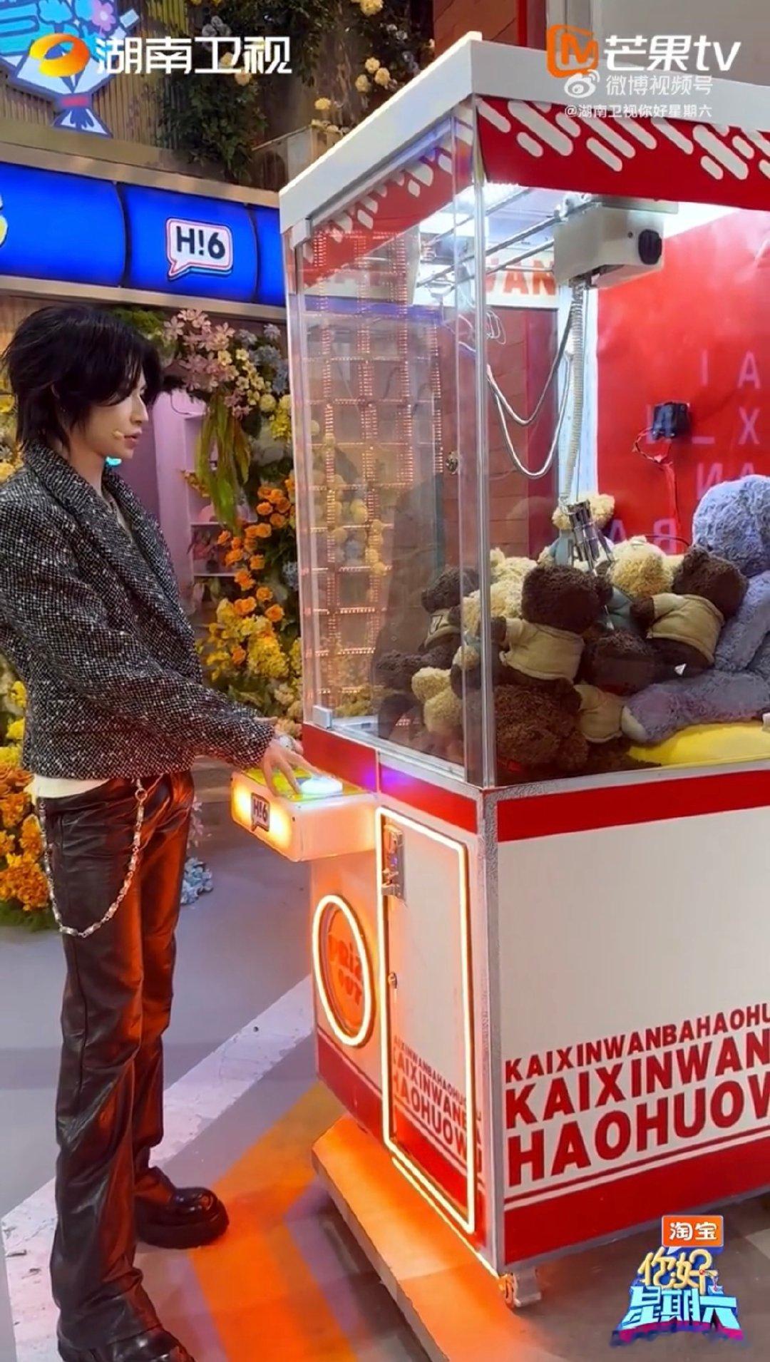 王琳凯hi6夹娃娃战绩可查你好星期六 这夹娃娃技术，不去参加比赛真的可惜了，冠军