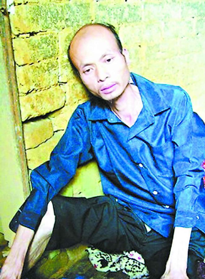 2006年，广西南安村一座新坟前，一个女人正哭着给死了3天，埋了3小时的老公烧纸