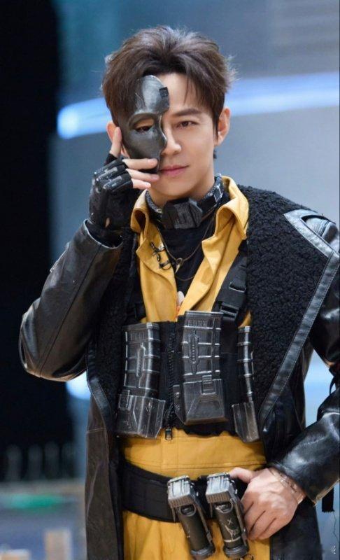 大侦探谁是沙漠赢家大侦探 黑沙暴笼罩沙漠旅馆，六位玩家各怀秘密高能博弈。风沙里的