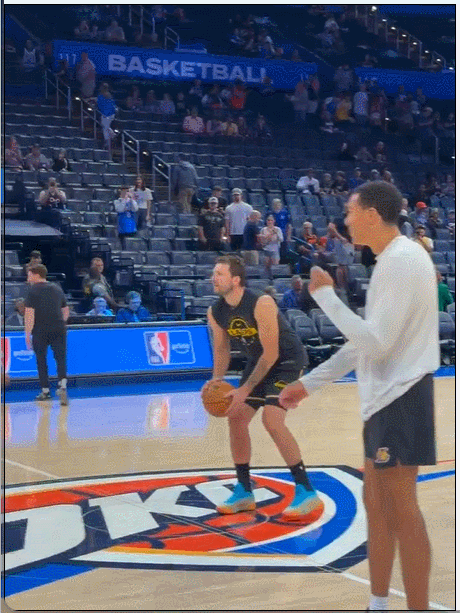 帅气且自信！东契奇两中场三分让雷霆瑟瑟发抖！
在今天NBA常规赛湖人对阵雷霆的赛