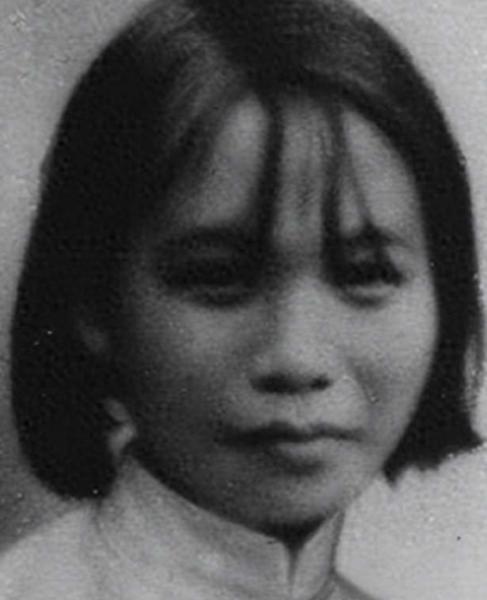 1943年，鬼子把许如梅绑在村口的大树上，鬼子粗暴的扯下她的衣服后，被吓得连连后