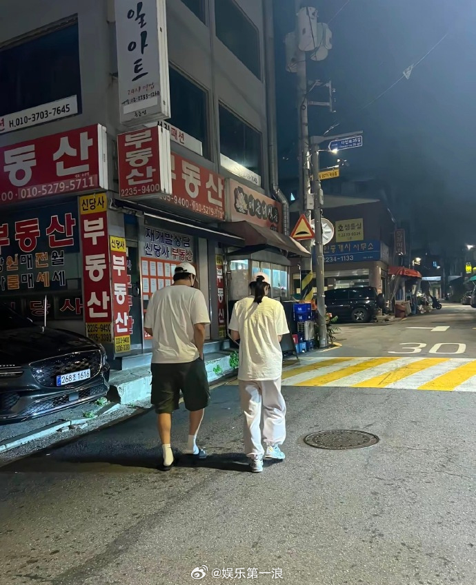 偶遇李到晛林智妍逛街 中国网友在偶遇李到晛林智妍逛街，稳稳的幸福~ 