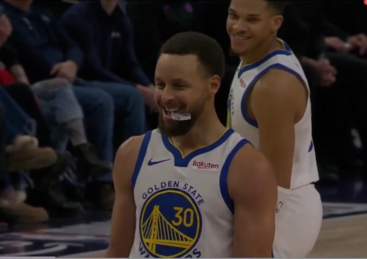 逗我笑是吧！华子打趣库里：申请交易！咱俩、戈贝尔组一队！库里听后哈哈大笑并走上罚