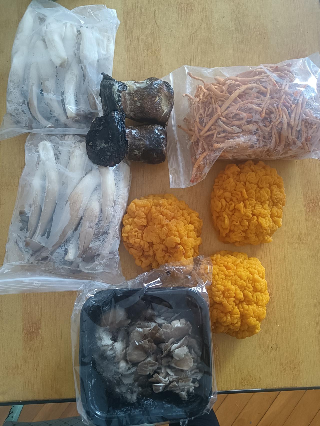 儿子单位发放的福利比较特殊。

给了一张卡片，价值200元。上面写有网址，得去专