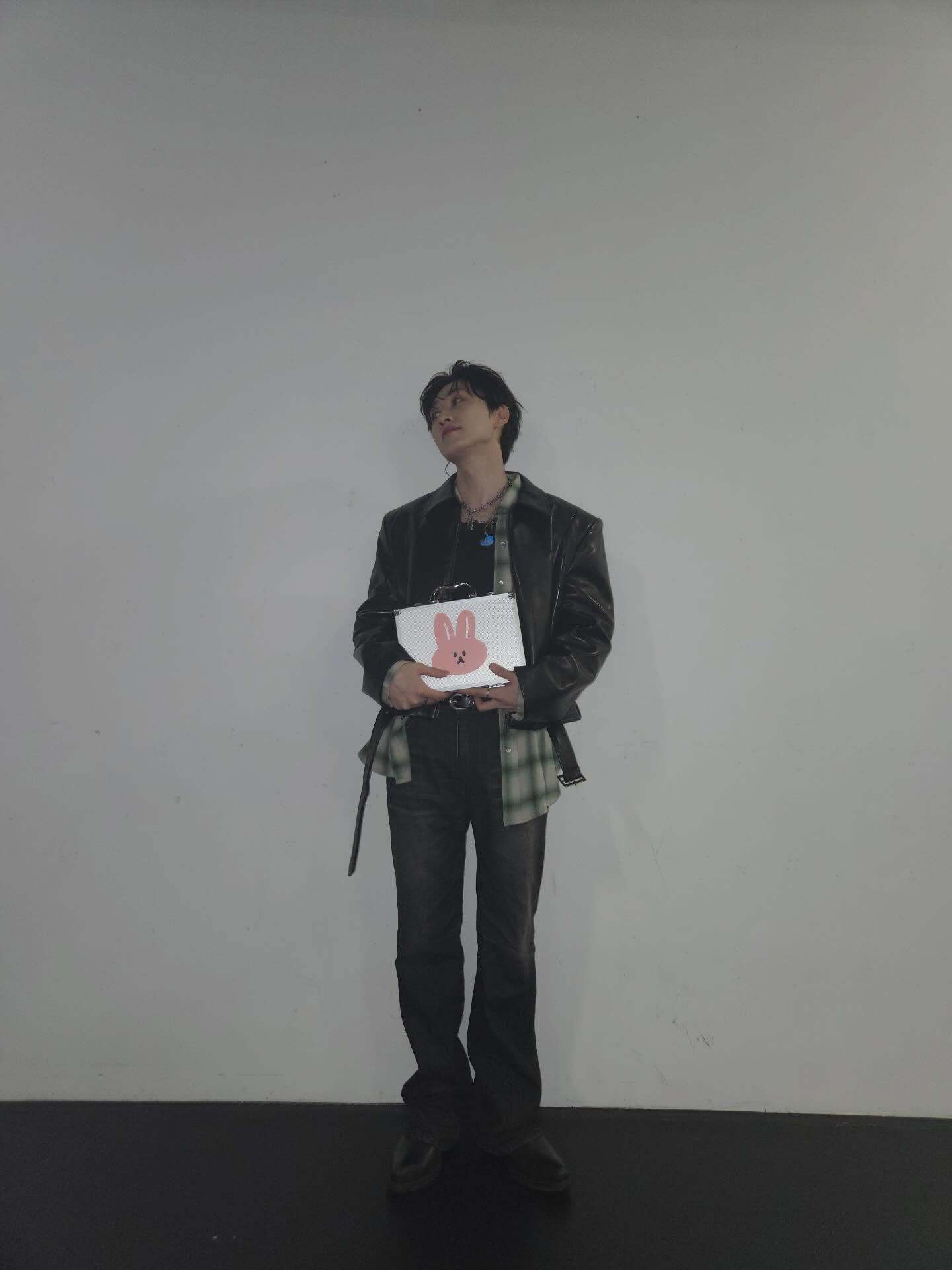 “CB百蓝_。260420李赫宰 IG更新：🥕还能再和胡萝卜团见面吗?🧡 