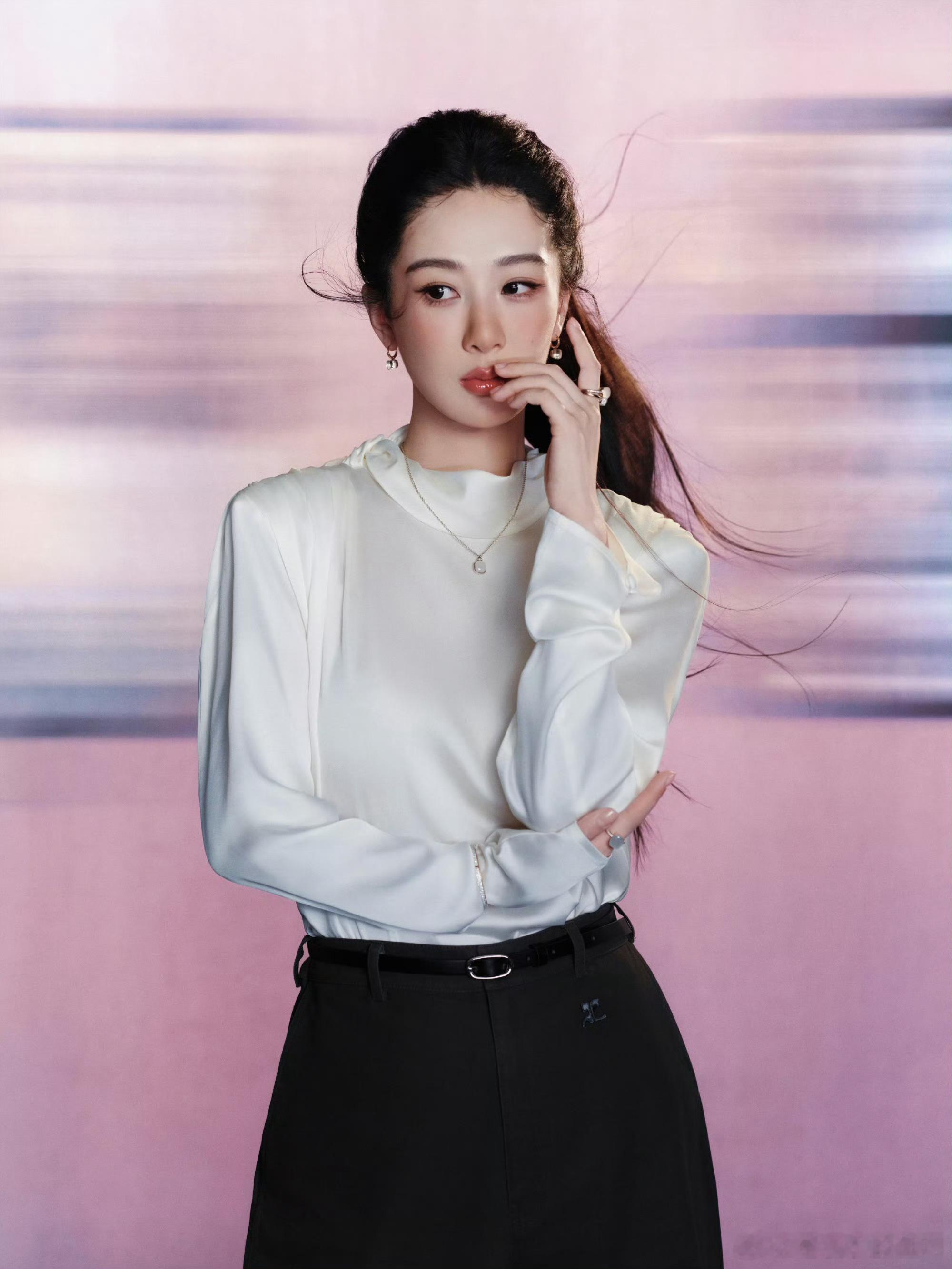 杨紫yz 杨紫董竹君  yz 杨紫玉兰花开君再来在人海里支持你，爱你，是最好的距