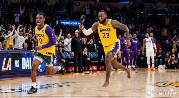 Memes：勒布朗在布朗尼传球失误后，用“詹姆斯皮带”追赶他🤣😭 老詹单核带