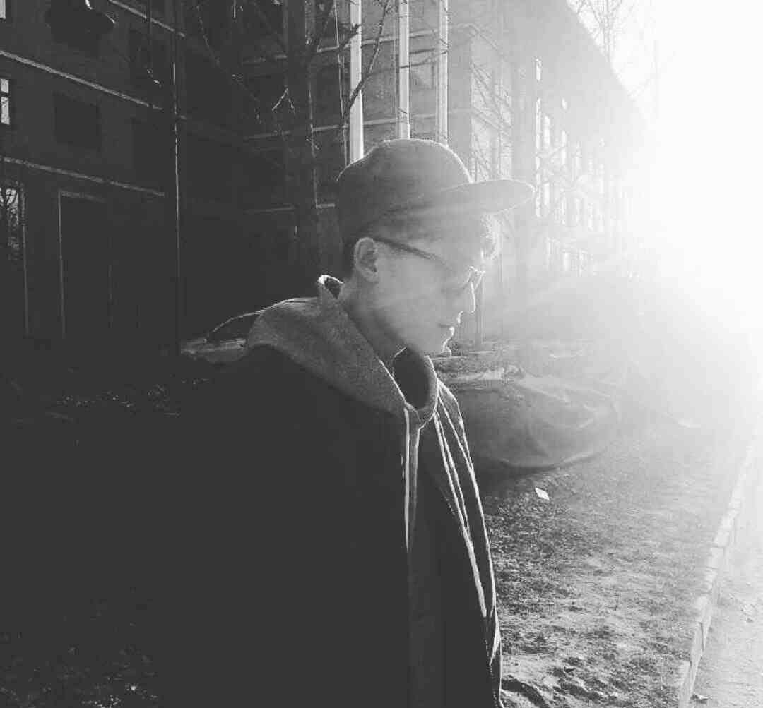 欧豪在名利场上吹羽毛 在浮华的名利场里，欧豪用一根羽毛找到了自己的节奏。那份旁若