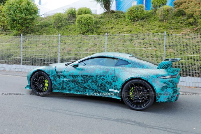 新一代 Vantage RS 测试车捕获！整体造型极具攻击性，激进的前脸搭配大型