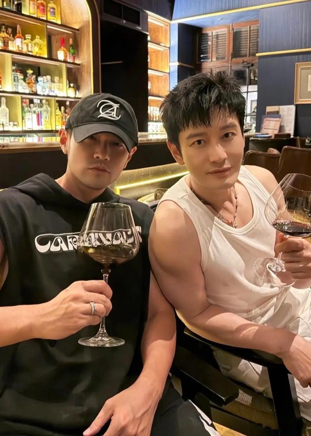 47岁周杰伦和50岁黄晓明在泰国一间酒吧喝酒聚会，两人的状态都超好，体型差对比太