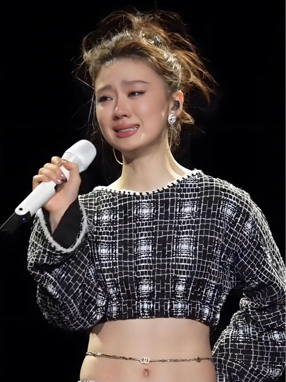 单依纯曾因没拿下版权哭了一小时真没招了，没有版权就不唱啊，作为歌手，老是翻唱别人