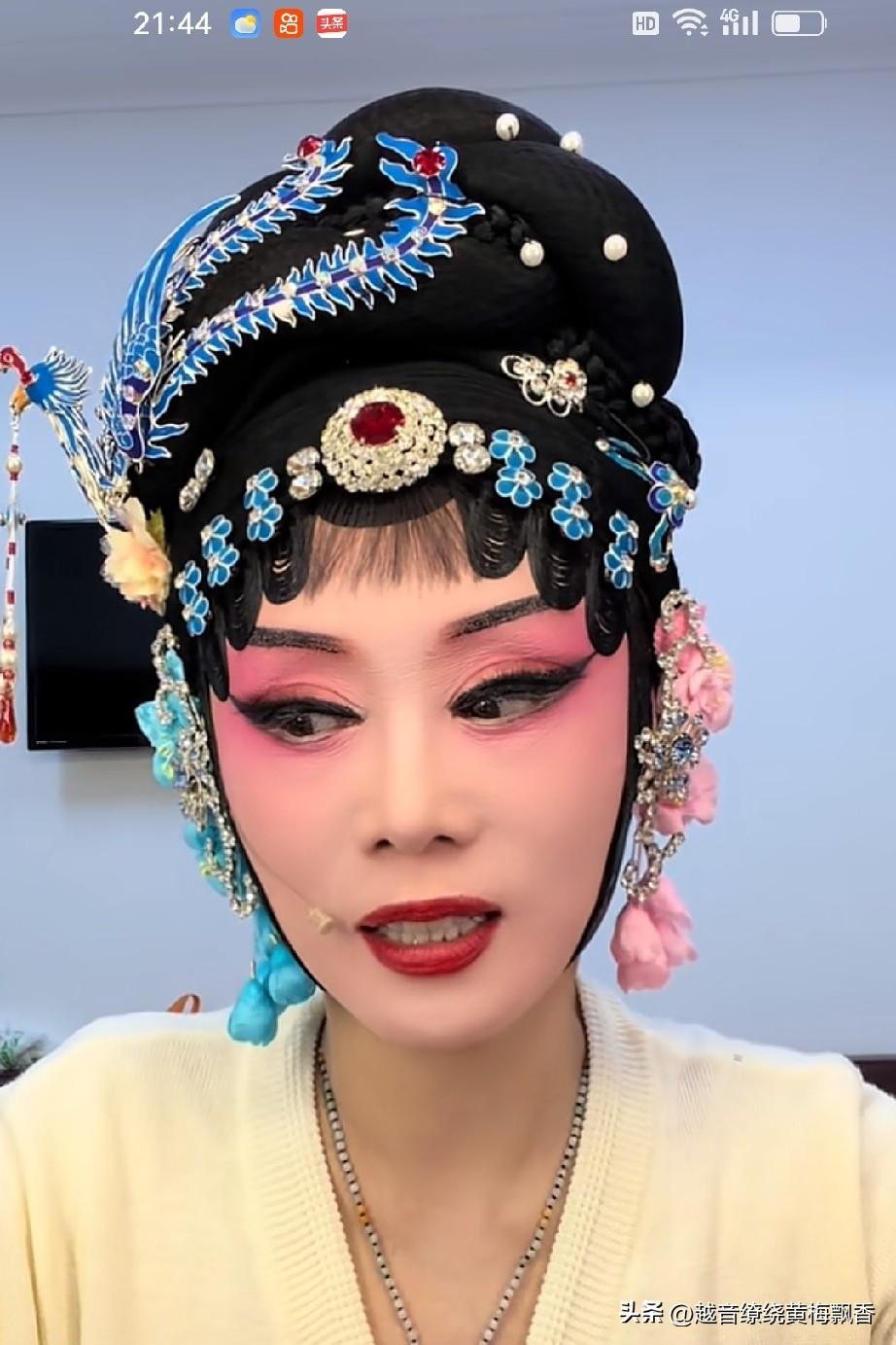 黄梅名家吴琼已然64岁，却依旧活跃在黄梅戏舞台上。近期在上海的巡演中，年届64的