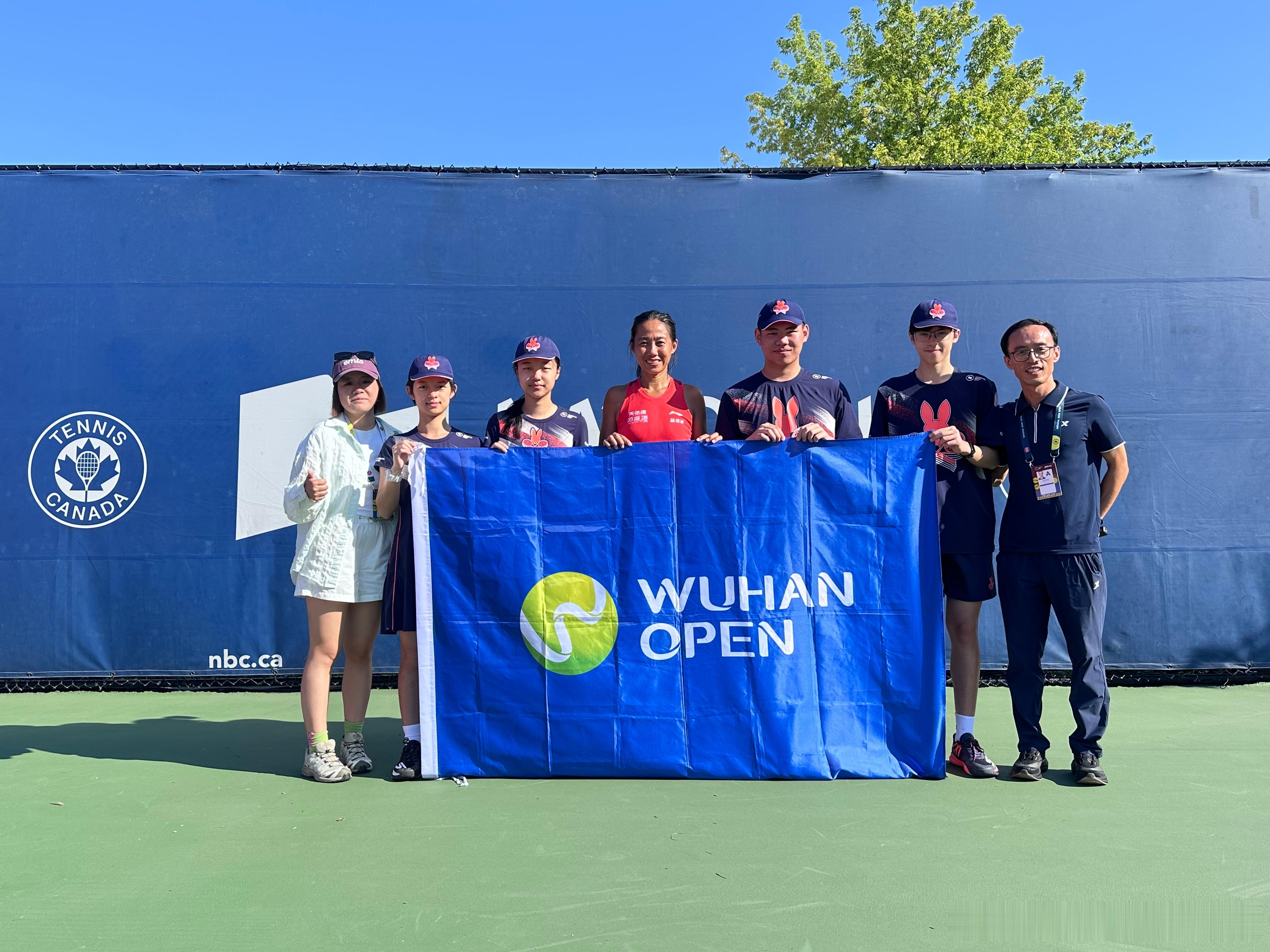 WTA1000 多伦多站，中国金花张帅在训练间隙与武网少年亲切交流，关心球童们的