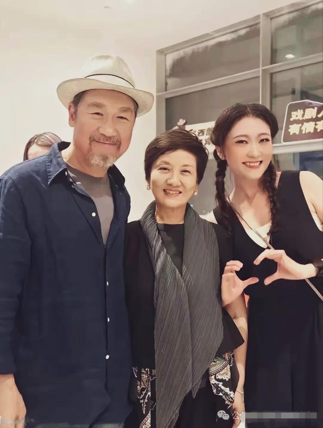 张国立邓姐夫妇神采奕奕，笑容可掬，张国立老师完全是个白胡子老人了，邓婕老师还是中